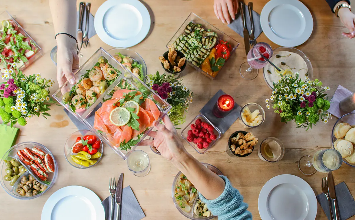 Servieren Gedeckter Tisch mit ORNAMIN Produkten
